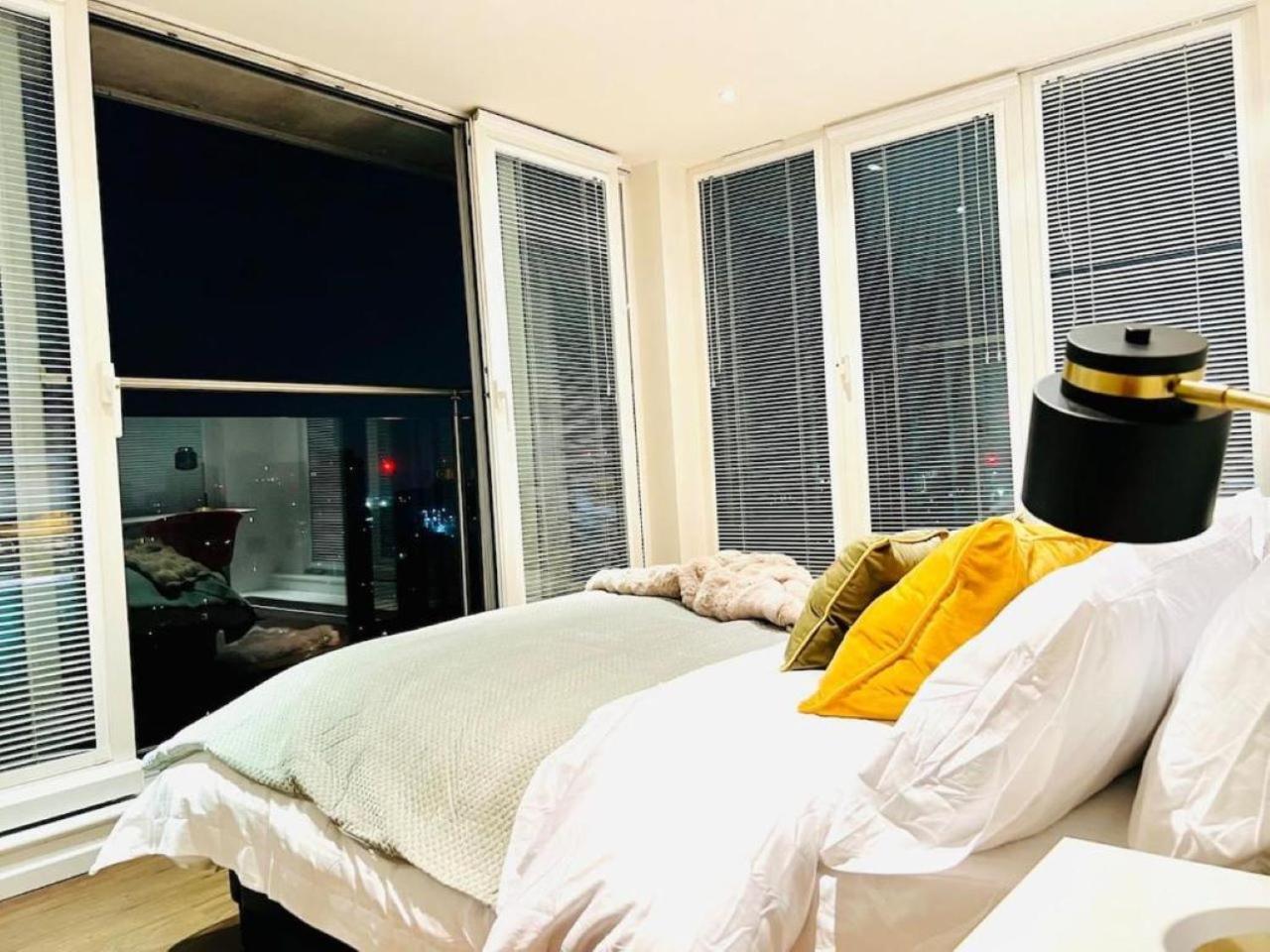 Luxury With Stunning Views In Prime Location - Perfect For Business Or Leisure Apartment *